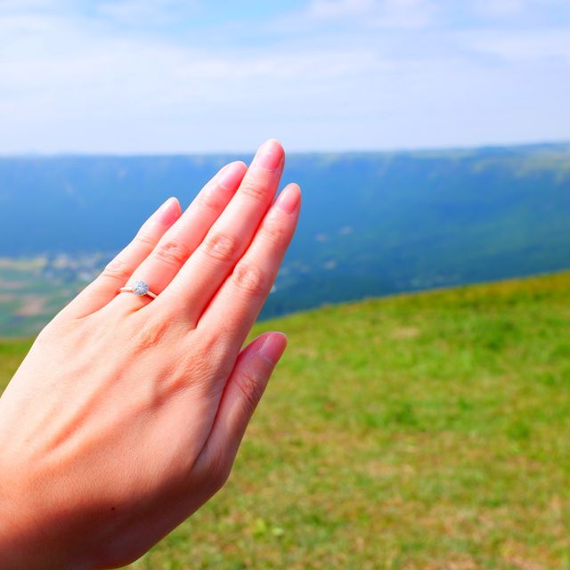 【銀座ダイヤモンドシライシの口コミ】 小さなダイヤモンドで囲まれたデザインが気に入りました。
来店前はラザー…