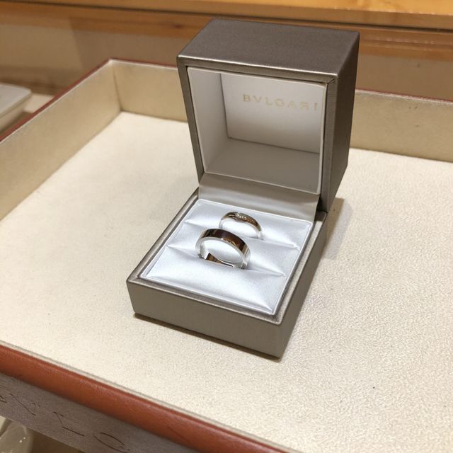 【ブルガリ(BVLGARI)の口コミ】 日焼けで手の黒い主人は太めのデザイン、普通肌色の私は細めのデザインが…