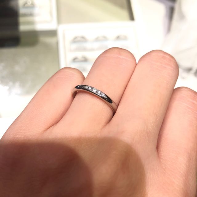 【銀座ダイヤモンドシライシの口コミ】 ストレートリングで中央にメレダイヤという
シンプルなデザインでありつつ…