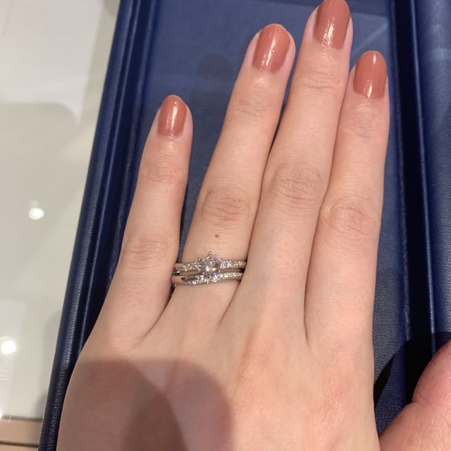 【銀座ダイヤモンドシライシの口コミ】 デザインがとても可愛くて、とにかくキラキラ輝いて指が綺麗に見えます。…