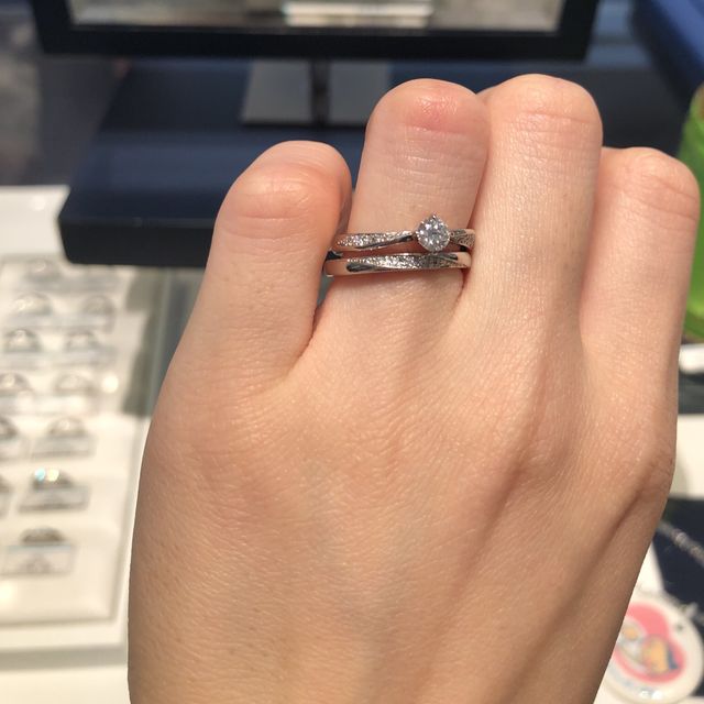 【銀座ダイヤモンドシライシの口コミ】 斜めに流れる様にダイヤモンドが入っていて、付けた時にスッキリと綺麗に…