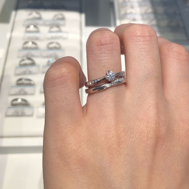 【銀座ダイヤモンドシライシの口コミ】 ダイヤとラインが入っているウェーブタイプのデザインの指輪です。川をイ…