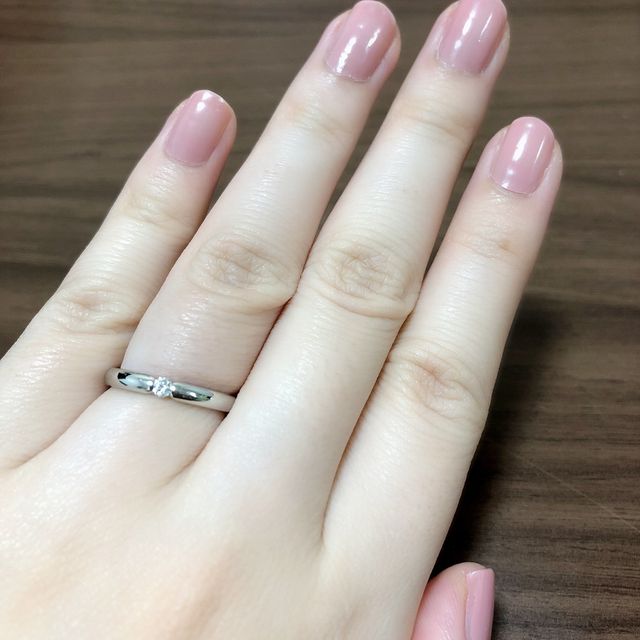 【銀座ダイヤモンドシライシの口コミ】 ダイヤが一粒付いているタイプで探していました。
こちらのリングは埋め込…