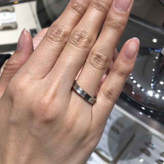 【N.Y.NIWAKA(ニューヨークニワカ)の口コミ】 あまり見ない結婚指輪で素敵でした。
スタイリッシュな指輪なので、普段の…