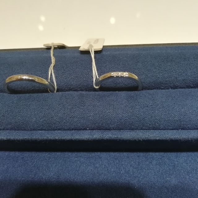 【4℃ BRIDAL(ヨンドシーブライダル)の口コミ】 シンプルでストレートの指輪を探していたところ、こちらを進めてもらいま…
