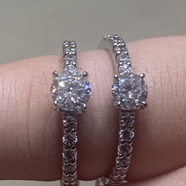 【アイプリモ(I-PRIMO)の口コミ】 完全に一目惚れでした。
周りのダイヤモンドは、カーブなどのないストレー…