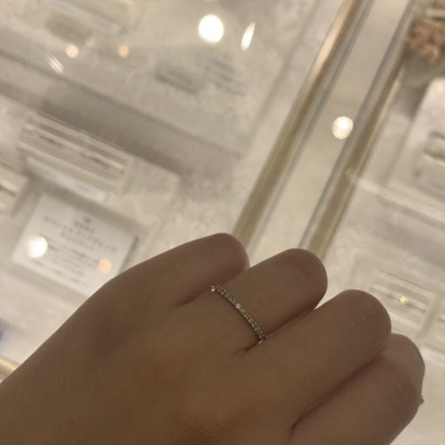 【ヴァンドーム青山(VENDOME AOYAMA)の口コミ】 ダイヤモンドがとりまいているエタニティリングを試着させていただきまし…