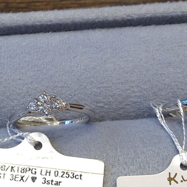 【ケイウノ ブライダル(K.UNO BRIDAL)の口コミ】 婚約指輪は横から見るとリボン型になっているのがとても可愛いです。その…