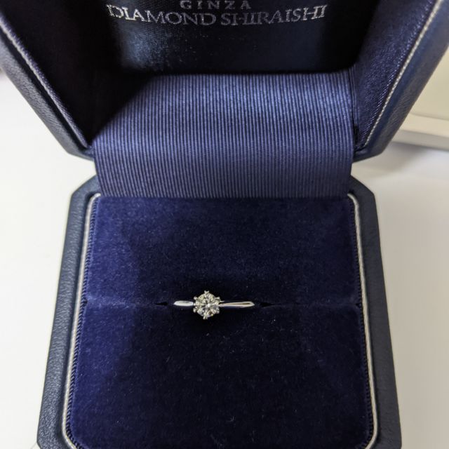 【銀座ダイヤモンドシライシの口コミ】 細身でシンプルな指輪を探していました。横から見たときに王冠型になる形…