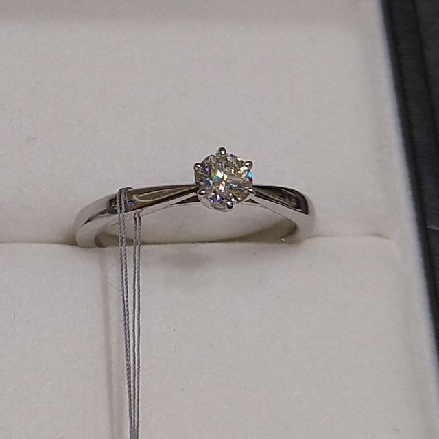 【Joie de treat.(ジョア・ドゥ・トリート)の口コミ】 結婚指輪の真ん中にドットのようにデザインされてるミルは一点一点手作り…