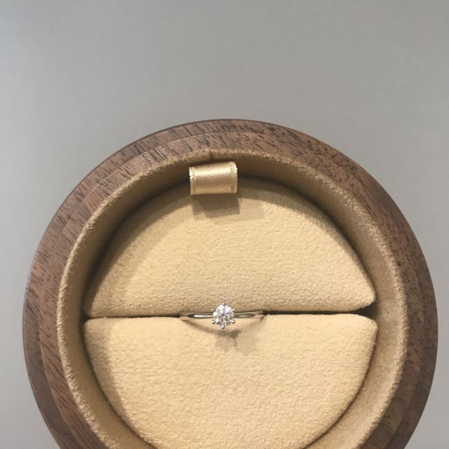 【COLANY(コラニー)の口コミ】 デザインです！指が太く短いので、少しでも指がすらっと見える指輪が無い…