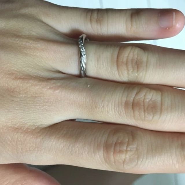 【GALA JEWELRY(ガラジュエリー)の口コミ】 ひねりが入った様なデザインが上品でつけ心地が良いです。またメレダイヤ…