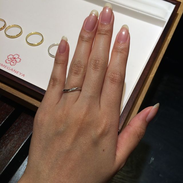 【杢目金屋(もくめがねや)の口コミ】 この指輪にしたのははめた中で一番手が綺麗に見えたからです。結婚指輪は…