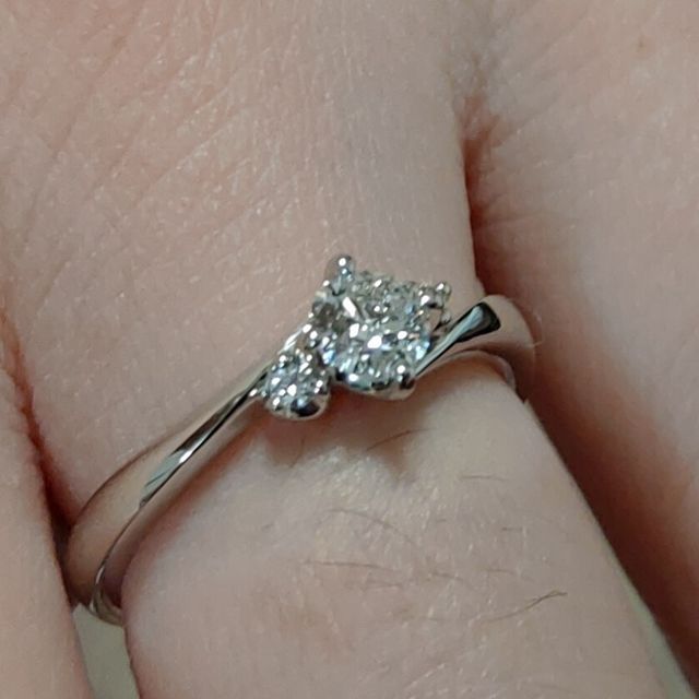 【アイプリモ(I-PRIMO)の口コミ】 【指輪のデザインが決め手】
デザインが可愛い！
石の配置や大きさのバラ…