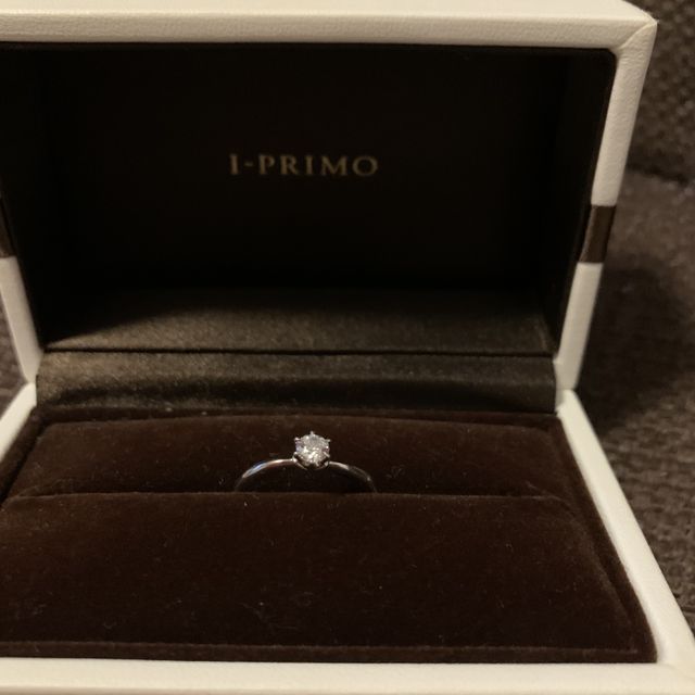 【アイプリモ(I-PRIMO)の口コミ】 大きなダイヤが目を引く、可愛らしいデザインの指輪です。指輪のラインが…