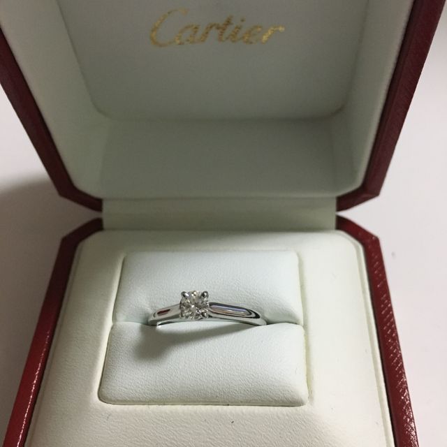 【カルティエ(Cartier)の口コミ】 ３０万円弱で、一番シンプルな一粒ダイヤタイプです。婚約指輪といえばカ…