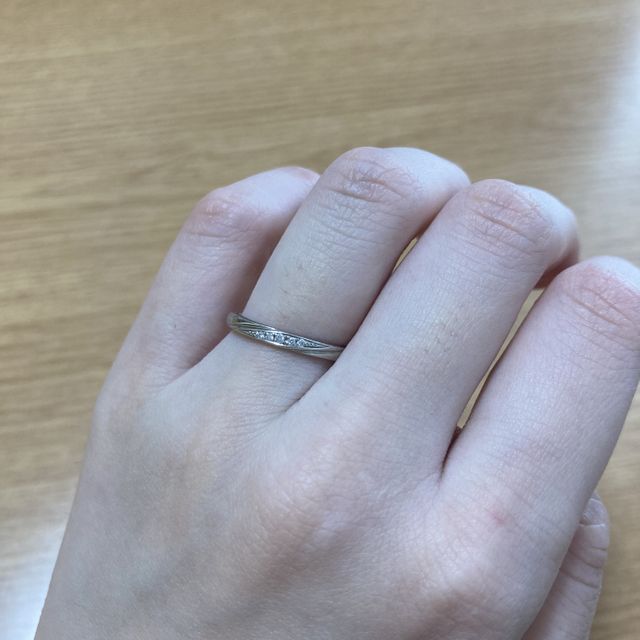 【4℃ BRIDAL(ヨンドシーブライダル)の口コミ】 目立ちすぎないダイヤが入っている・指輪の形が普段使いしても馴染む可愛…