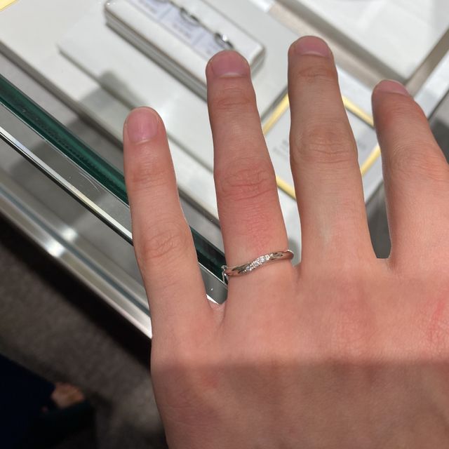 【銀座ダイヤモンドシライシの口コミ】 とにかくつけ心地が最高に良い。
指輪を付け慣れていない彼にとってつけ心…