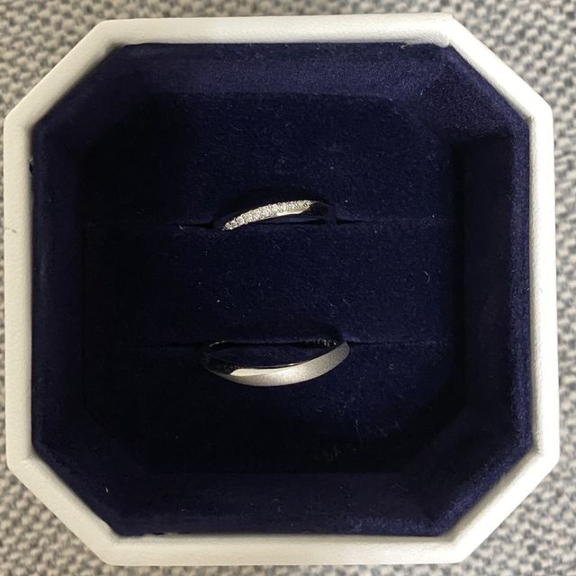 【4℃ BRIDAL(ヨンドシーブライダル)の口コミ】 細いリングを探していて、ウェーブがかかっていて綺麗だったため。ダイヤ…