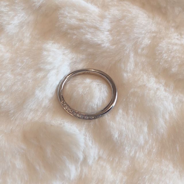 【銀座ダイヤモンドシライシの口コミ】 指輪をつけた瞬間、キラキラしたダイヤが綺麗で、可愛いと一目惚れしまし…