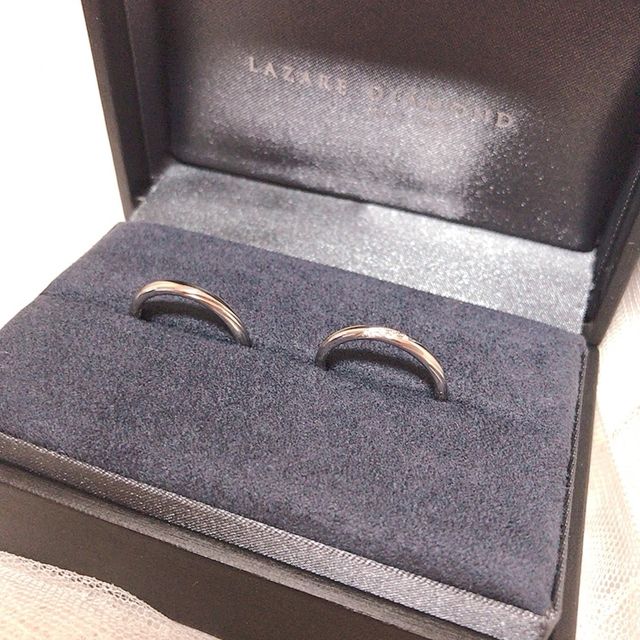 【ラザール ダイヤモンド(LAZARE DIAMOND)の口コミ】 シンプルながらも上品なデザインに惹かれました。男性は、ラインのみのシ…