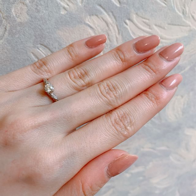 【銀座ダイヤモンドシライシの口コミ】 デザインがとても美しく、自分の指にぴったりだったので購入しました。　…