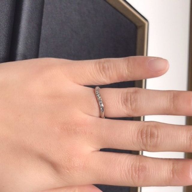 【ラザール ダイヤモンド(LAZARE DIAMOND)の口コミ】 ウェーブデザインの為、指が細く見える効果がありますし、たくさんついた…