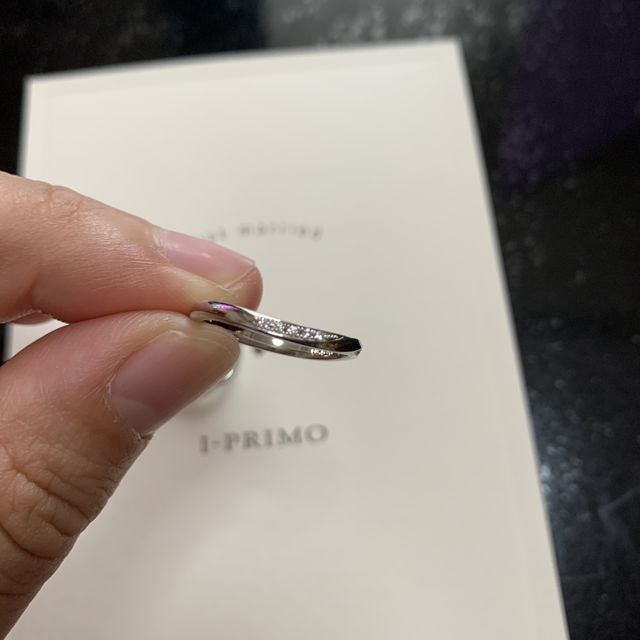 【アイプリモ(I-PRIMO)の口コミ】 元々ストレートリングを購入する予定でしだが、小指側に流れるデザインに…