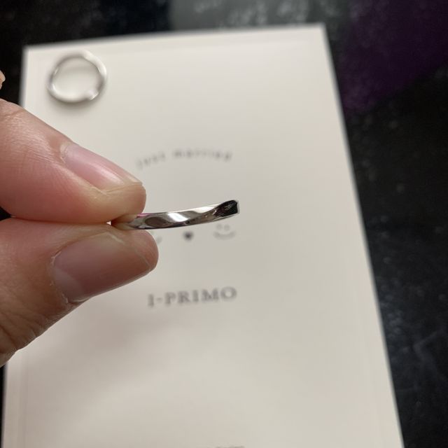 【アイプリモ(I-PRIMO)の口コミ】 元々ストレートリングを購入する予定でしだが、小指側に流れるデザインに…