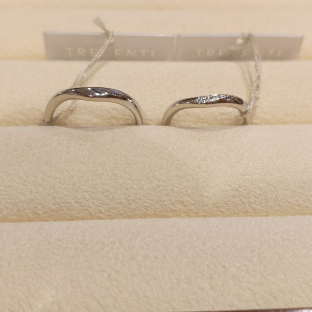 【TRECENTI(トレセンテ)の口コミ】 男性側は非常にシンプルで指にフィットしやすいデザインです。女性側は、…