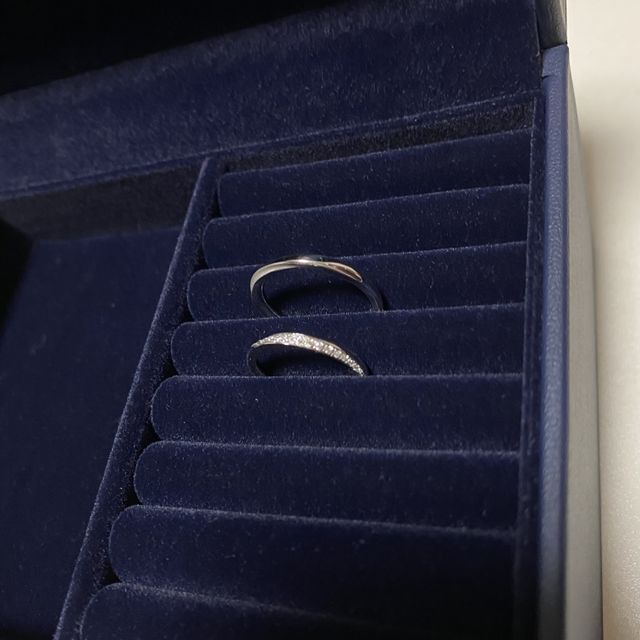 【銀座ダイヤモンドシライシの口コミ】 ずっと、フラットな形の指輪に、斜めにダイヤモンドが入っているデザイン…
