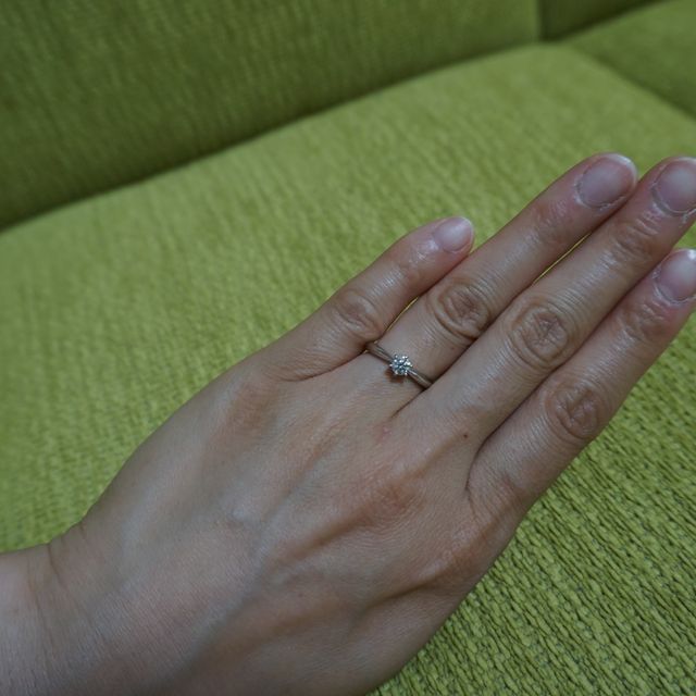 【4℃ BRIDAL(ヨンドシーブライダル)の口コミ】 シンプルで華奢に見えるデザインに一目惚れしました。
リングがダイヤモン…