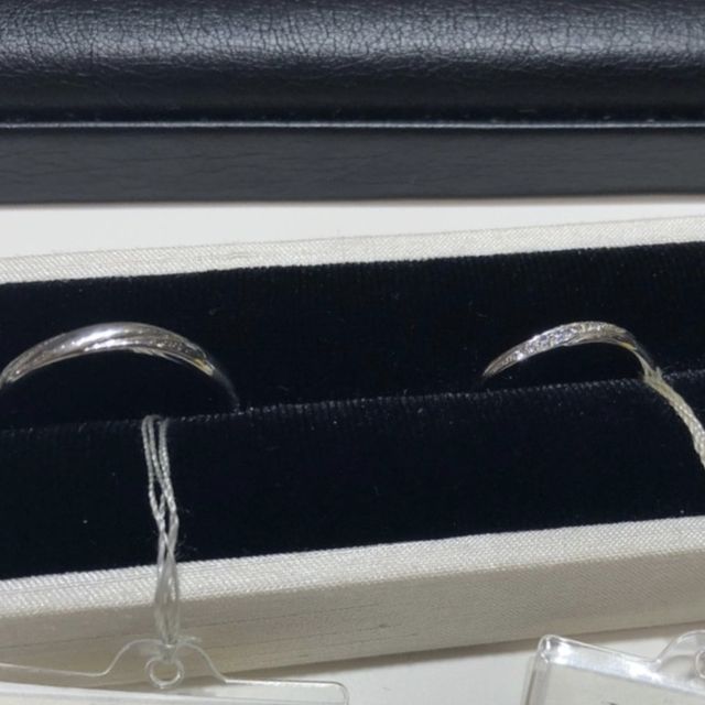 【LUCIR-K(ルシルケイ)の口コミ】 フラットな形をしていますが、指輪の表面にダイヤが斜めにあしらわれてい…