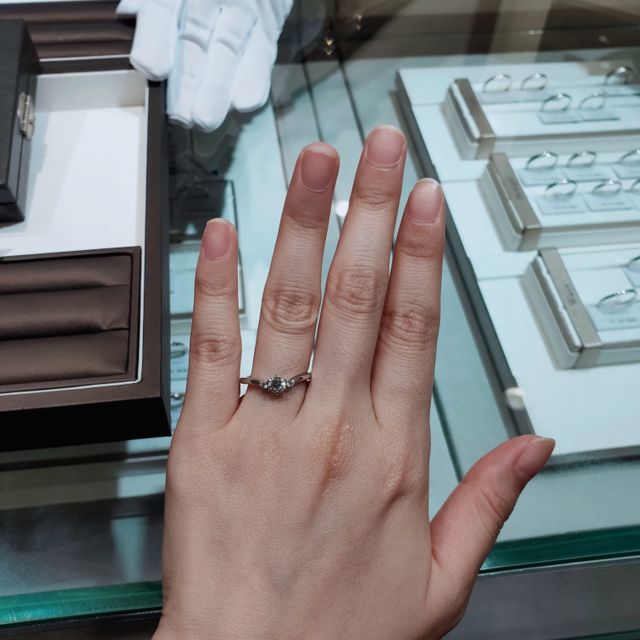 【アイプリモ(I-PRIMO)の口コミ】 V字のラインがとても可愛くて指がほっそりと見えるデザインでした。真ん中…