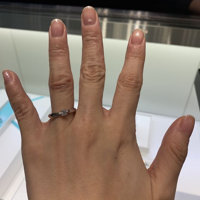 【ティファニー(Tiffany & Co.)の口コミ】 ティファニーハーモニーという婚約指輪を試着しました。王道のティファニ…