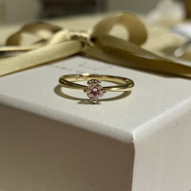 【HOSHI no SUNA 星の砂(ほしのすな)の口コミ】 元々持っているマリッジリングがシンプルで細めなデザインなのでエンゲー…