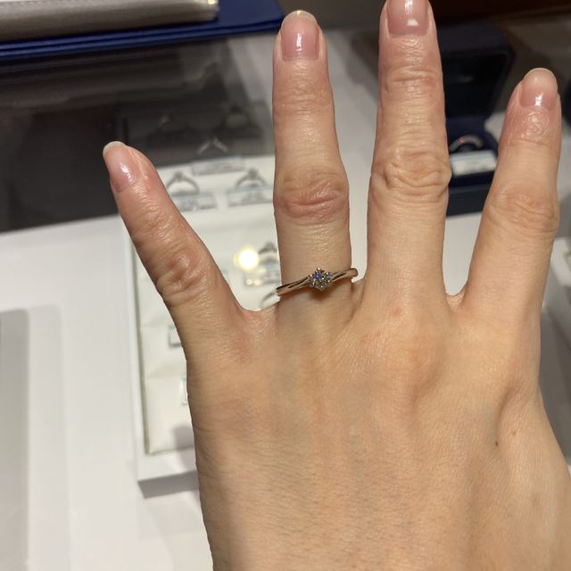 【銀座ダイヤモンドシライシの口コミ】 エバーアフターという2人が手を繋いでいる様子をイメージにした婚約指輪で…