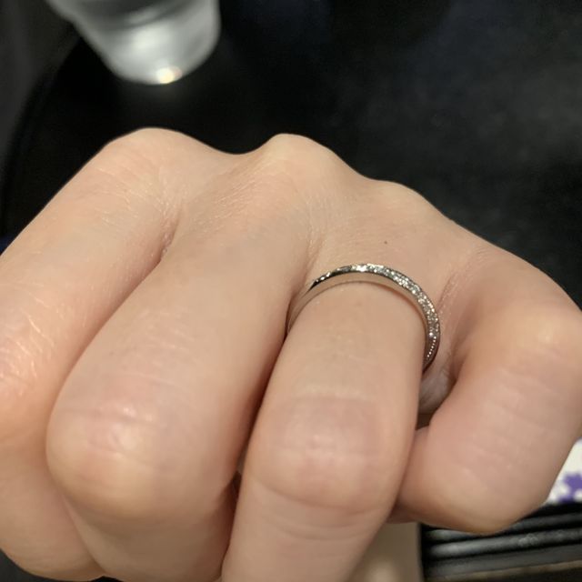 【銀座ダイヤモンドシライシの口コミ】 20個のダイヤが回り込んでいるため①ダイヤが自分のほうも人の方もビッシリ…