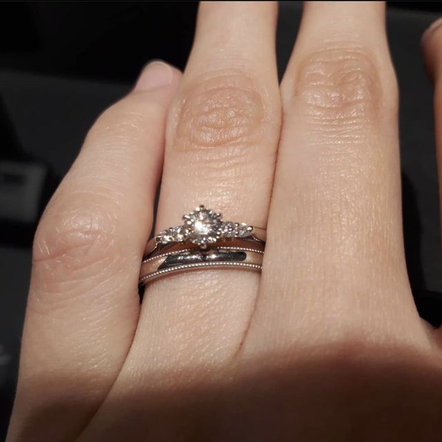 【エクセルコダイヤモンド(EXELCO DIAMOND)の口コミ】 自分の手に馴染んでいて、かつ、婚約指輪らしく、ダイヤの存在感のある華…