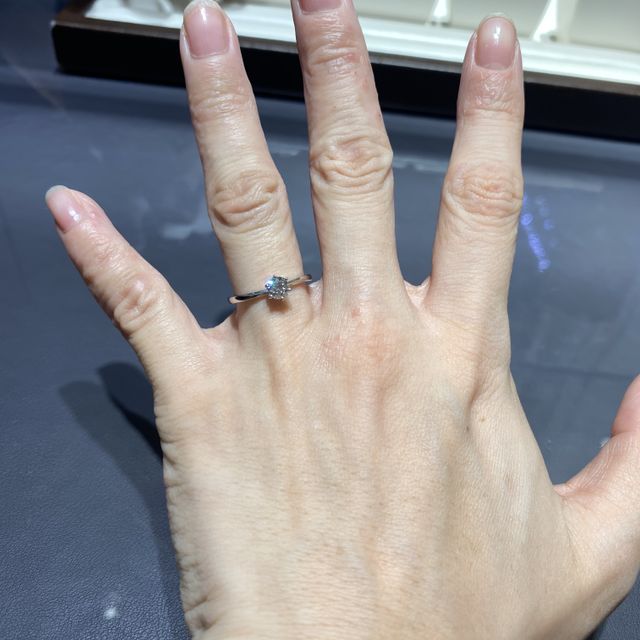 【俄(にわか)の口コミ】 花雪というデザインの婚約指輪を試着しました。
雪の結晶をイメージしたデ…
