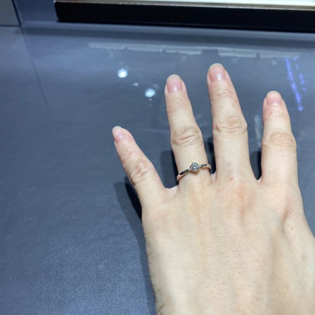 【俄(にわか)の口コミ】 結というデザインの婚約指輪を試着しまして。ダイヤモンドを包む爪の部分…