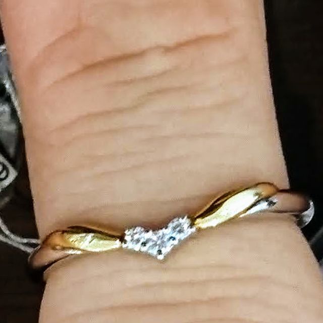 【LAPAGE(ラパージュ)の口コミ】 ゴールド色の部分が天使の羽のように見えました。また真ん中の３石のメレ…