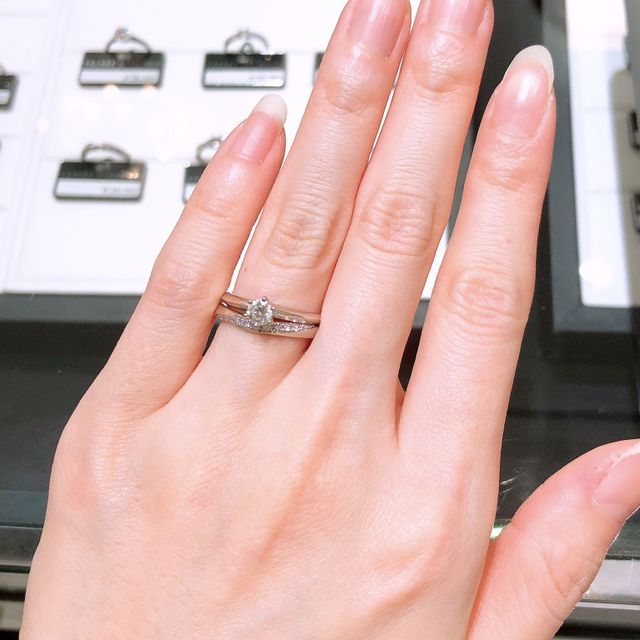 【ラザール ダイヤモンド(LAZARE DIAMOND)の口コミ】 初めはキラキラのハーフエタニティを検討していましたが、より結婚指輪ら…