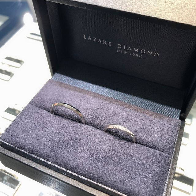 【ラザール ダイヤモンド(LAZARE DIAMOND)の口コミ】 初めはキラキラのハーフエタニティを検討していましたが、より結婚指輪ら…