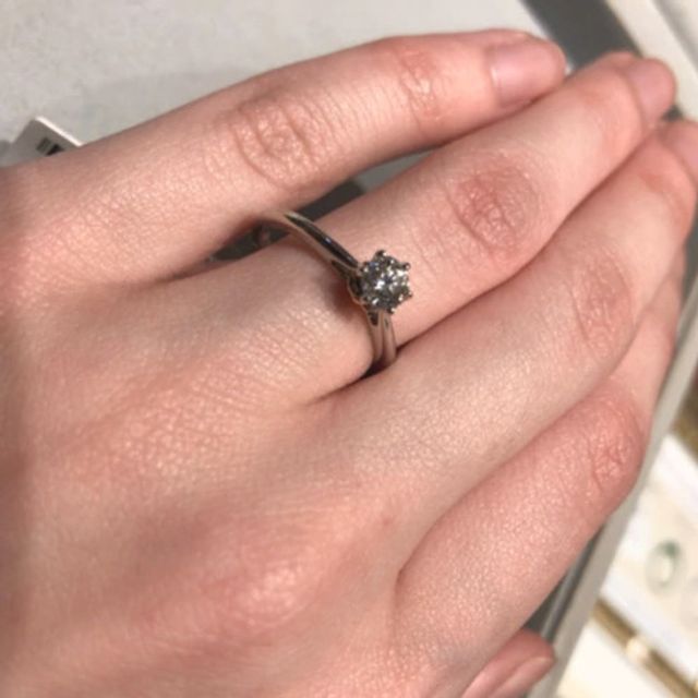 【ケイウノ ブライダル(K.UNO BRIDAL)の口コミ】 シンプルなデザインですが、ディズニーとのコラボリングでありどことなく…