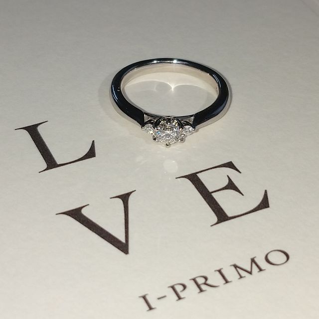 【アイプリモ(I-PRIMO)の口コミ】 サイドにもダイヤがあり、シンプルだけどとても華やかに見えるのが気に入…
