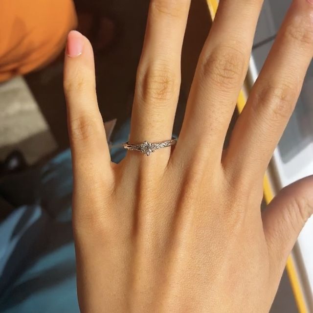 【銀座ダイヤモンドシライシの口コミ】 メレダイヤが複数ついているデザインですが、派手すぎずシンプルすぎない…