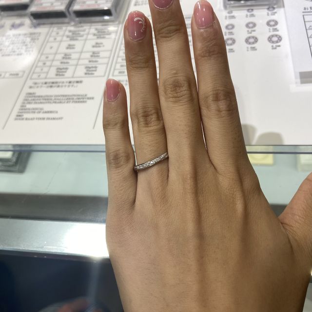 【宝寿堂(ほうじゅどう)の口コミ】 斜めのラインでダイヤモンドが入っているデザインです。このデザインは指…