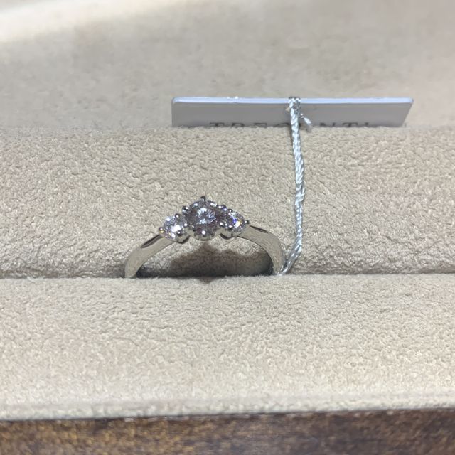 【TRECENTI(トレセンテ)の口コミ】 デザインがとても素敵なので決めました。3石ダイヤでキラキラして非常に可…