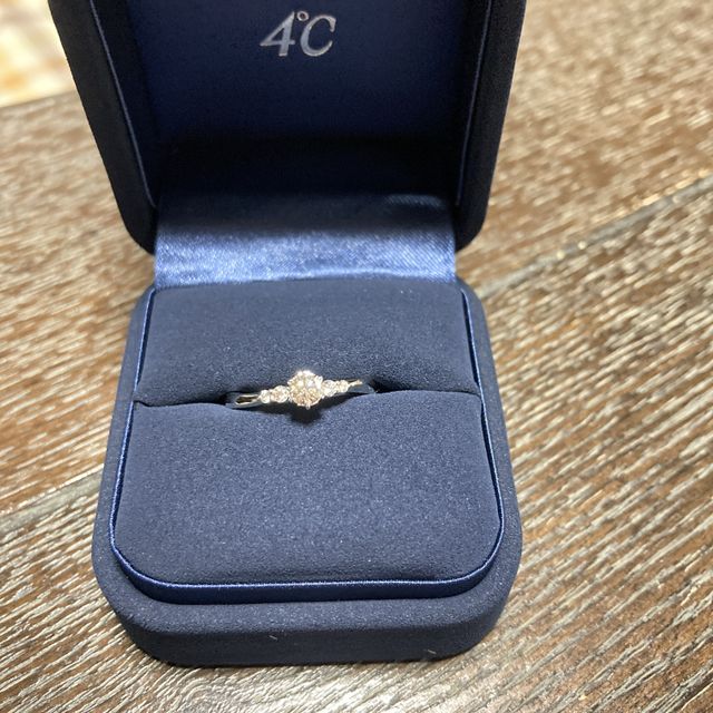 【4℃ BRIDAL(ヨンドシーブライダル)の口コミ】 日常的に使いやすく、結婚後にも結婚指輪と合わせやすいデザインでした。
…